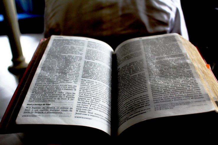 Blick in eine aufgeschlagene Bibel